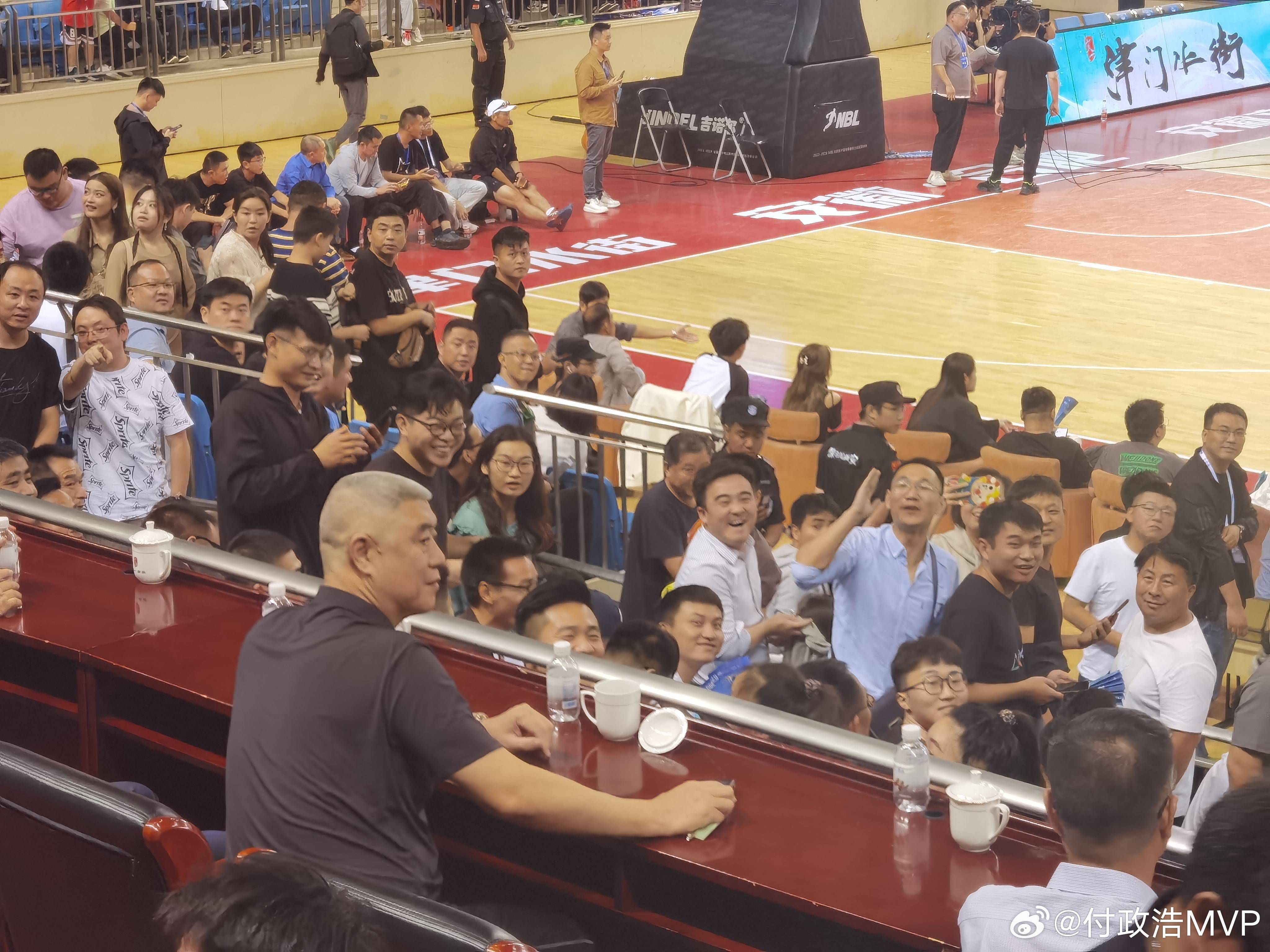 回声报：阿利森预计双红会复出，罗伯逊&蒂亚戈明年1月预计回归在英超第15轮比赛前，《利物浦回声报》更新了利物浦伤员的情况，门将阿利森预计在双红会复出。